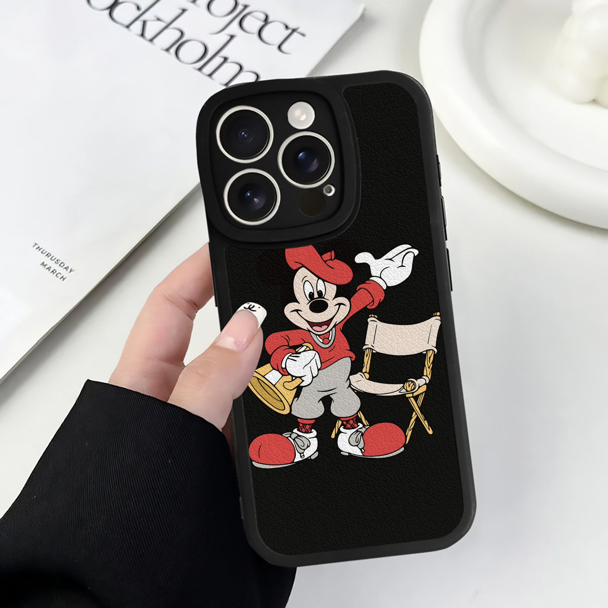 （画像用） ミッキーマウス Mickey Mouse 【iPhone 16シリーズ対応】シリコンスマホケース（レザー調） 材質：シリコン